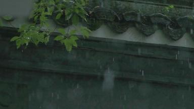 江南雨季中式园林屋檐雨滴空镜